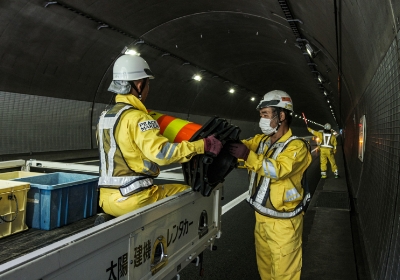 トンネルの中て工事の準備を進める2の男性社員の様子